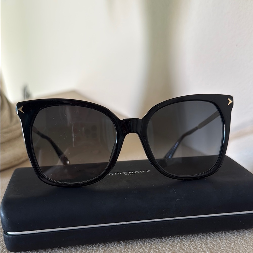 Like New GIVENCHY 54 mm Square Sunglasses